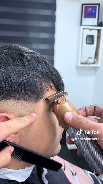 Paso a Paso de un Mid Fade en V: Tutorial de Barbería