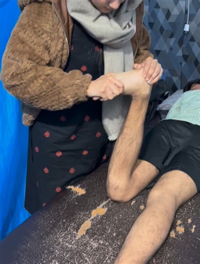 Apley’s Test 🦵 A simple yet effective clinical test to differentiate between meniscal injury and ligament pathology. Using Apley’s Test to clinically distinguish meniscus involvement from ligament pathology in knee injuries. ✔ Pain with compression → Meniscus ✔ Pain with distraction → Ligament Early assessment leads to accurate rehab and faster return to sport. ☎️ 03310420833 #réel #rehab #reelkrofeelkro❤️ #reelinstagram❤️ #reelitfeelit❤️❤️ | Moveio physio