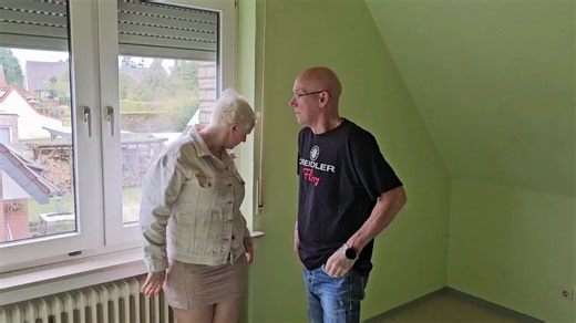 Wohnungsbesichtigung der besonderen Art Wie geil war das denn ? Mein Kerl hat auf eine Wohnungsanzeige geantwortet und wir haben auch einen Termin zur Besichtigung bekommen . In der Wohnung fragte mein Kerl den Vermieter ob es denn hier Probleme mit den Nachbarn geben kann wenn man zu laut beim Sex ist . Der Vermieter meinte das wäre nicht schlimm also hat mein Kerl mich an Ort und Stelle gefickt und der "Vermieter" hat uns sogar mit dem Handy dabei gefilmt .Wir hätten die Wohnung tatsächlich be