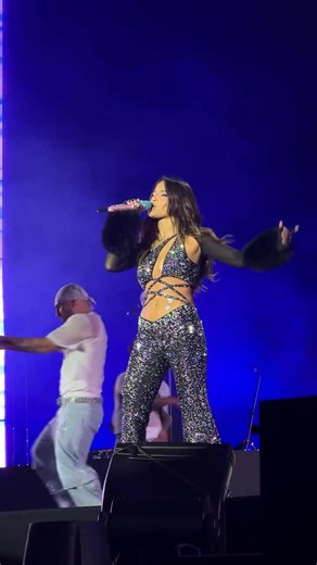 6.6K views · 379 reactions | LA VERSIÓN QUE NO SABÍAMOS QUE NECESITÁBAMOS 﫶 @emiliamernes cantando “Genio Atrapado” 朗♥️ #emiliamernes #emiliamami #emimernes #Emilia #concierto #fypシ゚viralシ | Emilia mami | Facebook