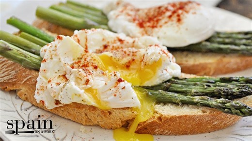 Spanish asparagus with poached eggs | Easy Mediterranean brunch recipe