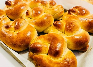 Monggo bread recipe Bread flour- 500g (4cups) Brown sugar -50g (1/4cup) Salt - 6g (1tsp) Yeast 10g (1 1/2tsp) Milk powder 10g(1tbsp) Bread improver 6g (1tsp) Egg 1pc Vegetable Oil 50ml Water 220ml Yields /15pcs Baking time 170’C /15-20 mins Proofing time 90minutes | Baking tutorials