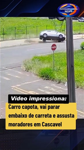 ProsperandooBrasilnews on Instagram: "Uma câmera de segurança registrou um momento de puro susto na Avenida Expresso Norte, em Cascavel, no fim da manhã deste domingo. O vídeo mostra o motorista freando, perdendo o controle do carro, subindo na calçada, batendo em uma árvore e capotando. O impacto foi tão forte que o veículo acabou parando embaixo de uma carreta, que chegou a se mover com a batida. O condutor, um jovem de 26 anos, ficou ferido e recebeu atendimento do Siate no local. Moradores d