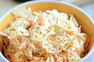 Ensalada de col con mayonesa, es muy cremosa y está lista en 15 minutos