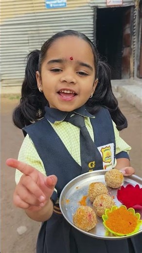 श्रावणीने मला तिळगुळ देऊन मकर संक्रांतीच्या शुभेच्छा दिल्या कडु बोलायचं नाही गोड गोड बोलायचं 🧑‍💼🤪👌