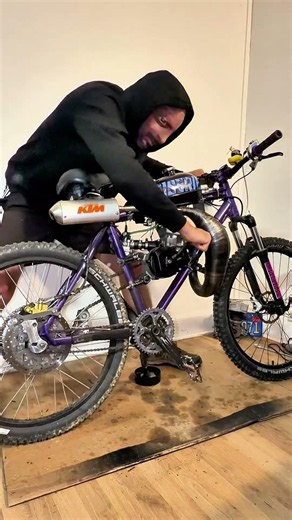 High Snoop Dogg tried again to start thos thing #demonbike #snoopdogg #2stroke #technologia #Shorts