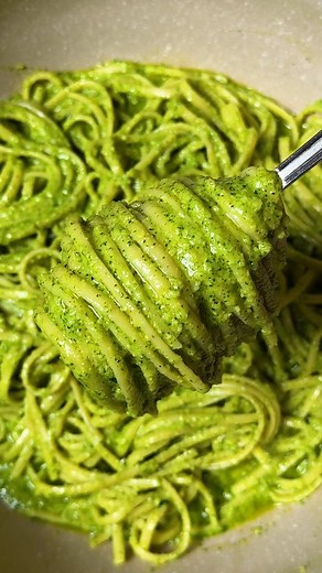 Ultimate Pesto Spaghetti 😍 What could actually be better than a good pesto?! 🤤 We love to try different things when it comes to pesto and this spinach pesto with almonds and lime is absolutely DELICIOUS! 🔥 If you're looking for something a bit different, fresh and very tasty, you have to give it a try✨ The full recipe is in our Ultimate Pasta Cookbook, link in bio🔗 #pasta #food #delicious #tasty #recipe #yummy | Jo and Bart