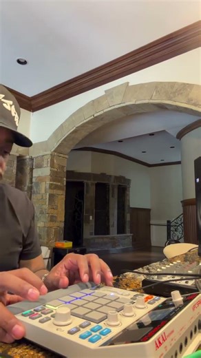 JERMAINE DUPRI DESTROYS ANOTHER BEAT ON THE AKAI MPC SAMPLE!! #jermainedupri #mpcsample #akaimpc