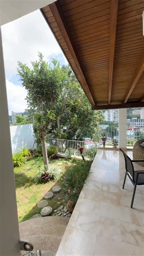 Apartamentos y Casas en Caracas on Instagram: "🏡 ¡Espectacular Casa en Venta! Ubicado en Colinas de bello monte. Esta residencia de 4 pisos es el epítome de la elegancia y el confort. ¡Lista para habitar y disfrutar de sus acabados premium! ✨ Características Destacadas • Distribución: 8 habitaciones, 6 baños completos y 2 medios baños. • Acabados Lujosos: Pisos y escaleras principales de mármol. • Cocina de Chef: Remodelada con madera y granito alemán. Equipada con hornos empotrados y una never