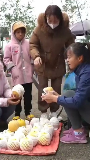 Single Mom Sells Fresh Fruits at the Market & Earns Money
