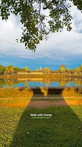 The most beautiful sunset at Angkor Wat is usually around 5 p.m. You will see stunning colors like this if you stay or sit by the moat. | Walk With Chang