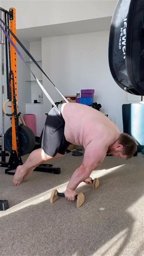 Assisted tucked planche attempts. Although I did manage to unlock, I am not happy. Due to most of my weight being on the lower part of the body I have to forward lean way so much even with assistance. Unlocking full planche seems unrealistic without losing weight 😭 #tuckplanche #planche #calisthenics #planchetraining | Cali Hoss
