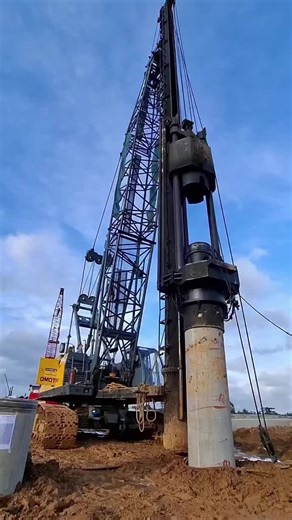 The process of spraying the Diesel Hammer piston ring using oil, this process aims to reduce the piston ring drying due to friction, and can also increase the power of the Diesel Hammer. 🔨 #fyp