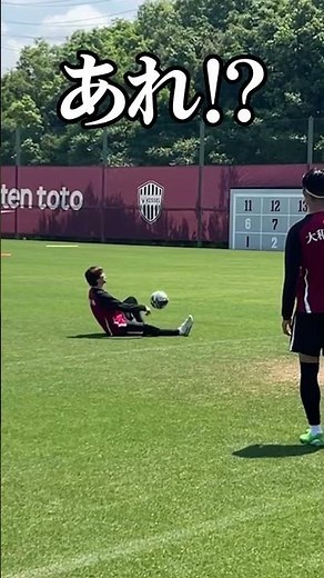 Takashi Inui in agony from a forehead flick!? #VisselKobe