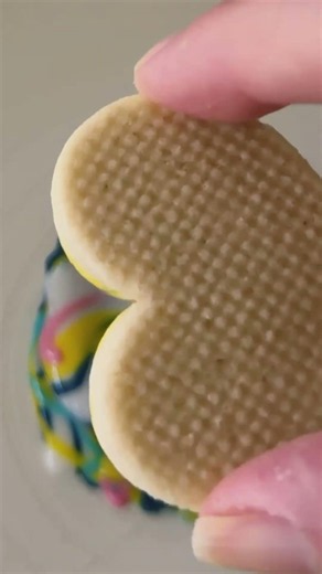 How do you marble cookies with royal icing?