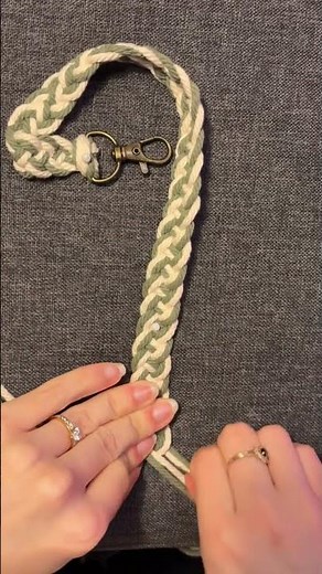 Un porte-clé en macramé, réalisé avec une technique de tressage à 4 brins #macrame #macrametutorial
