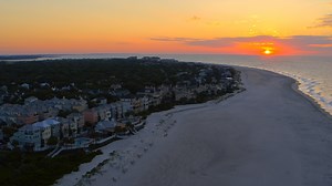 43K views · 744 reactions | It’s time to re-immerse yourself in history, indulge in small curiosities, breathe in that salt air, watch the rising tide with a beverage by your side. Your friends are here to welcome you back to Charleston 珞Click through to request your free Visitors Guide & begin planning your escape to #ExploreCharleston: bit.ly/2AGJVvd -- ✨: in partnership with Vive Media | Explore Charleston | Facebook