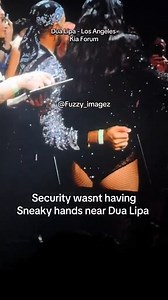 1.1M views · 460 reactions | DISCOMFORT during a Dua Lipa concert in Los Angeles: a fan PLACED HIS HAND inappropriately while taking a photo with the singer. Security intervened quickly. | Controversy Chronicles | Facebook