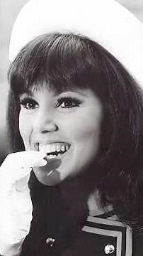 Marlo Thomas stars in the 1960s series “That Girl”!