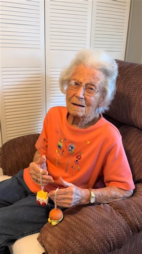 Mom received a cute gift | Mama's Girl