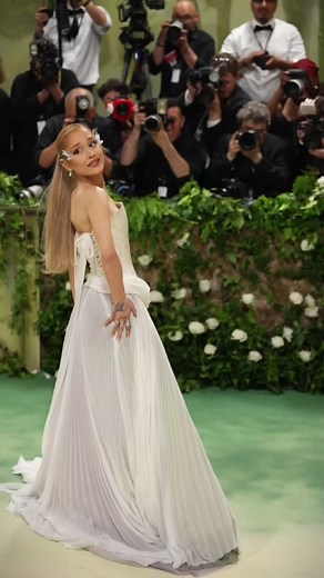 Ariana Grande has transitioned from a daring pop star to a more serene image. Along with her villainous co-star Cynthia Erivo, the topic has gone viral on social media #popculture #ariangrande #historytime