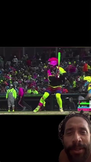 Fanaticos son parte de la jugada de baseball desde las gradas 😂😂😂