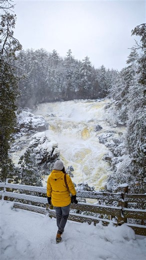 Did you know that our Ultimate Dog Sledding Tour also includes a guided tour of a massive waterfall taller than Niagara Falls? That's right, not only does this tour include 1 full hour of dog sledding with 3rd generation mushers, but also a secret natural hidden gen here in the region. Plus, this tour includes transportation from Ottawa and Gatineau. So what are you waiting for? Go book your tickets today on our website (link in our bio). // Saviez-vous que notre excursion ultime en traîneau à c