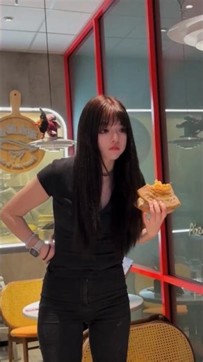 Girl Thinks Her Pizza Was Stolen So She Yells at a Stranger but the Real Pizza Is on Another Table 😂
