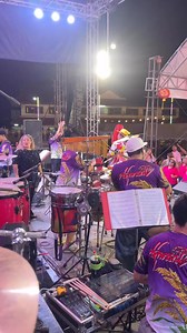 135K views · 5.2K reactions | ครูนิว solo รักข้ามคลอง #น้องต้นข้าว #ศรสุพรรณโชว์ #sakon_keyboard | Sakon Keyboard | Facebook