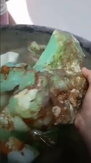 Chrysoprase Gemstones promotes joy and happiness and helps to boost feelings of love and forgiveness