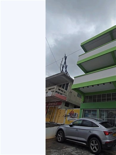 Espace commercial à louer – Beau Bassin / Rose Hill Vous recherchez l'espace idéal pour développer votre entreprise ? Ce spacieux immeuble commercial, situé à proximité de la route Port Louis Saint Jean, dans le quartier Beau Bassin–Rose Hill, offre une excellente visibilité, une accessibilité optimale et des espaces modulables, parfaits pour les bureaux, les commerces ou les startups. ✨ 1er étage – 238 m² | Rs 75 000 /mois • Possibilité de diviser en 5 unités distinctes • 2 WC douche • Agenceme