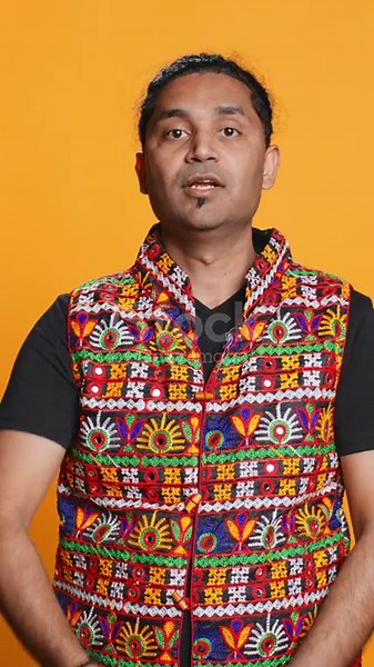 Vertical video Authoritative man doing shushing hand gesturing,...