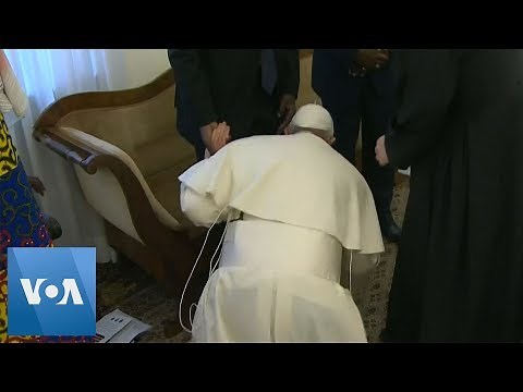 Pope Kisses Feet of South Sudan Leaders, Urging Them to Keep Peace