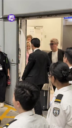 平成歌姬濱崎步相隔17年重臨香港開騷，將於本周六(14日)於亞博舉行「ayumi hamasaki ASIA TOUR 2025 I am ayu -ep.Ⅱ-」香港站，僅此一場。她於今晚9時許以粉紅色上衣配牛仔褲，並以碎花的頭巾包頭步出機場門口，現場有近200fans守候，場面墟冚，步姐非常親民，跟fans打招呼兼簽名。 #濱崎歩 #ayumihamasaki #ayumi | am730