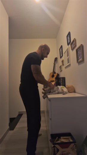 ⛑️ Formation de secourisme pour bébés / enfants / familles 📍91 on Instagram: "🎄 Jour 19 – Calendrier de l’avent des gestes de secours 🎄 ⚠️ Changer bébé… et faire “juste un aller-retour” ⚠️ On y a tous pensé : 👉 « J’ai oublié le coton… je reviens tout de suite » 👉 Petit signe à bébé : “Bouge pas hein” 😅 🚨 Sauf que bébé, lui, ne connaît pas la consigne. Une chute depuis une table à langer peut arriver en une fraction de seconde, même chez un nourrisson qui ne se retourne “pas encore”. ❌ Tab