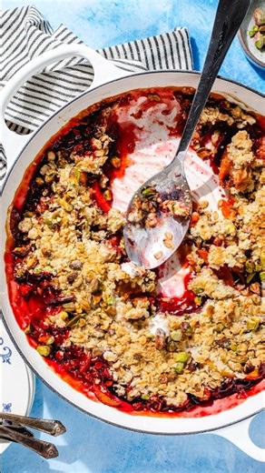 How to make stone fruit crumble with cardamom and pistachio