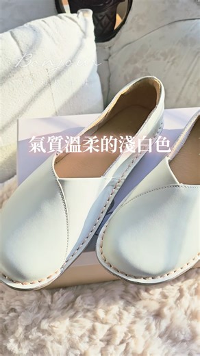 拇指外翻加上足底筋膜炎💥 鞋子怎麼選都不對，穿什麼都痛！！ https://bj.shoes/MIT足底健康鞋 為了特殊腳型量身打造的健康鞋⬇︎⬇︎ ▪️ 日系鞋型設計，打破機能鞋老氣的迷思 ▫️ 內側柔軟彈性萊卡，增加空間避免摩擦 ▪️ 耐疲勞鞋底吸收行走衝擊，改善足底疼痛 這次買鞋，不再犧牲舒適度 選對鞋妳也可以自在地踏出每一步💕 📢看更多好鞋分享請往這 https://bj.shoes/Bonjour女人愛買鞋頭等艙 – 🏠 BONJOUR 試鞋空間 ► 台北中山 | 台北市大同區赤峰街42號 ► 台北敦南 | 台北市大安區敦化南路一段187巷42號 ► 桃園站前 | 桃園市桃園區中正路31號 ► 台中一中 | 台中市北區一中街22號 ► 台南國華 | 台南市中西區友愛街259號 | Bonjour女人愛買鞋