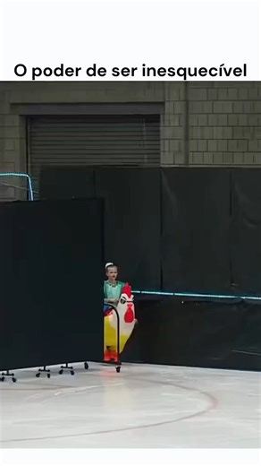 Maria Olívia Machado on Instagram: "O gelo é um deserto branco e solene, habituado à previsibilidade dos cisnes e da elegância padrão. Mas eis que a cortina se abre e o protocolo é estilhaçado por um amarelo gritante. Uma menina, montada numa galinha de poliéster, rasga a pista com a técnica afiada de uma profissional e a irreverência de um cartunista. Ali, naquela curva absurda, ela nos ensina uma lição diferenciada sobre carreiras modernas. Esqueça o seu currículo no papel. Sua marca pessoal 