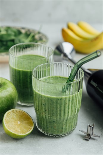 Groene start van de dag! 🍏🍋‍🟩🌿 Deze groene start smoothie heeft groene groenten en fruit als basis, banaan voor zachtheid en amandelen voor eiwitten en gezonde vetten. Een snufje kaneel maakt de smoothie helemaal af! Met de cordless staat de smoothie in een handomdraai op tafel. Zo begin je je dag lekker groen, zonder gedoe! De benodigdheden vind je hier: https://bamix.nl/groene-start-smoothie/ | Bamix Nederland