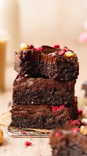 419K views · 50 reactions | Easy vegan no-bake date brownies! With silky smooth chocolate ganache topping, these brownies are *so* fudgy and use just a few ingredients (pretty wholesome ones) like nuts and dates to make them. Also, there’s no need to turn on the oven for them  Recipe is on my site - find the  in my profile of comment “BROWNIES” if you want me to send it to you! Happy new year xx #nobake #vegandesserts | Addicted to Dates | Facebook