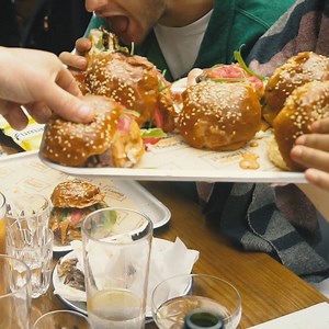 You can eat an unlimited amount of burgers at this restaurant... (via In The Know: Foodie) | Yahoo News