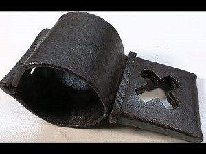 Mittelalterliche Handfessel einzeln mit Tuelle gestanztes Kreuz Iron Forged Handcuffs Middle Ages DE