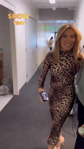 Kit Hoover on Instagram: "Channeling a little Shania #meow #showtime #letsgogirls"