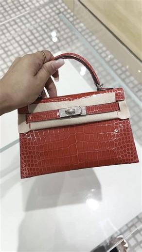 Minikelly made of alligator. Matte Silver hardware. In stock. Do you like it? #handmade #luxurybag #alligator #kelly #fashionbag