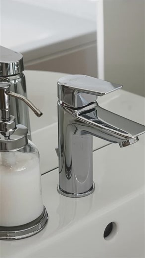 Don't let a leaky faucet waste water or drive you crazy! 💧 Here's how to fix it quickly and easily, no plumber required: 🔧 Clean the Aerator: Unscrew the tip of your faucet and remove the aerator screen. Rinse away mineral buildup and debris under warm water. Use an old toothbrush if needed. This simple step often stops those annoying drips! 🔧 Replace the O-Ring or Gasket: If cleaning doesn't work, the culprit is likely a worn rubber seal. Turn off the water supply, disassemble the faucet han