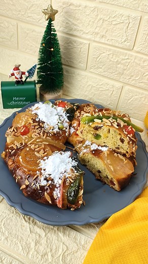 BOLO REI TRADICIONAL Receita em vídeo para Subscritores: 👇👇👇👇 https://www.tradicoesdoces.com/post/bolo-rei Aprenda aqui a fazer a minha receita de Bolo Rei, que foi uma das receitas eleitas para representar a gastronomia portuguesa nos países francófonos L'Histoire Du Portugal Dans Mon Assiette de Tiago Martins. Bolo Rei, bolo de reis ou bolo de Natal é um bolo festivo em forma de coroa, feito com uma massa doce aromatizada com licores, na qual são envolvidos frutos secos e cristalizados. Fa