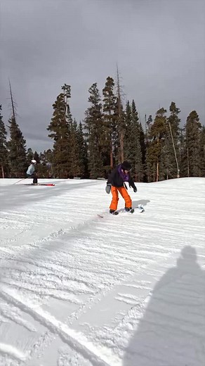 Helping a random stranger link turns #snowboarding | Tommie Bennett