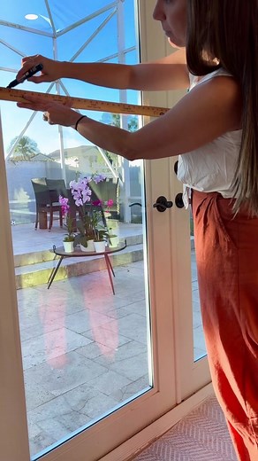 #familycraft idea! Paint a window mural using washable paint markers 🎨 @handsonfamily #makeitwithmichaels #kidscraftideas #familyfun #craftymoms