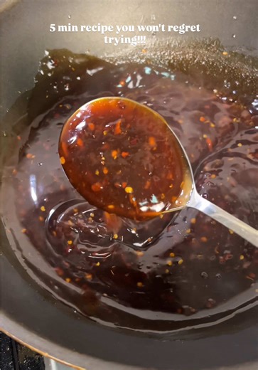 Sweet chilli sauce recipe: 80 gms sugar 100 ml water 2 tbsp rice vinegar 1 tbsp grated or minced garlic 2 tbsp dark soy sauce 1/2 tbsp chilli powder or paprika 2 tbsp chilli flakes 1 tbsp heapful of corn flour mixed in cold water #sauces #sweetchillisauce #pakistanirecipe #recipesoftiktok #indianrecipes