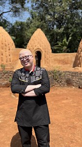 Loïc ABONDO ☀️ on Instagram: "Je suis albinos au 🇨🇲, bien évidemment que… Au cas où tu serais nouveau ou nouvelle par ici, je suis Loïc et ça se voit gros comme un éléphant, je suis #albinos Est-ce pour autant que je laisse ma vie reposer sur cette seule différence ? Non ! Néanmoins, j’embrasse avec fierté mon albinisme d’où mon petit nom sur les réseaux “Albipoutchou”. Un nom composé des mots « Albinos » et « Apoutchou » qui définissent parfaitement mon physique actuel que j’assume pleinement